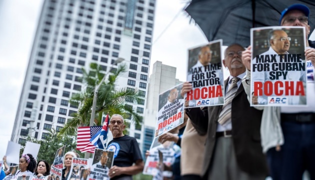 Колишній посол США отримав 15 років тюрми за шпіонаж на користь Куби