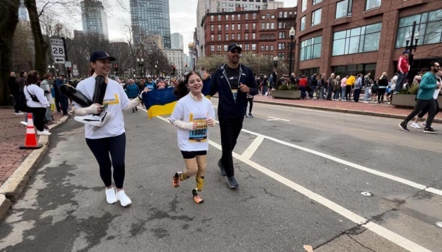 Une jeune Ukrainienne, ayant perdu ses deux jambes lors d’une frappe russe sur Kramatorsk, court avec ses prothèses au marathon de Boston 