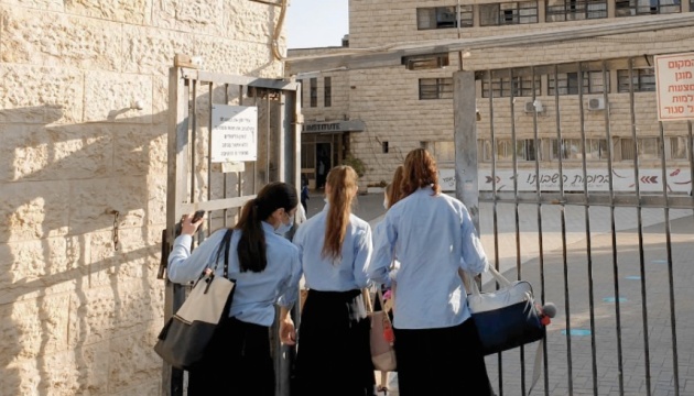 В Ізраїлі знову відкрили школи та послабили обмеження на зібрання людей