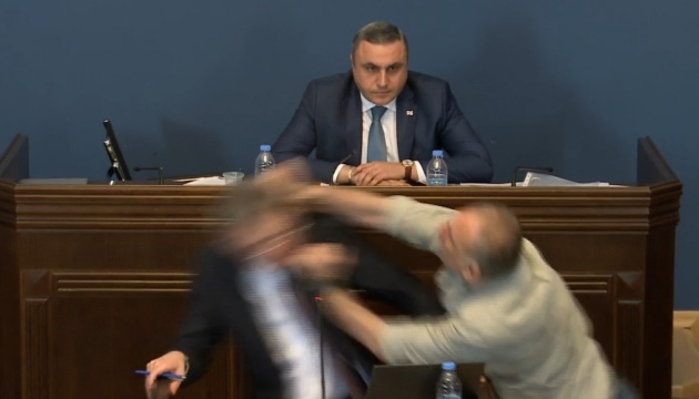У парламенті Грузії сталася бійка через закон про «іноагентів»