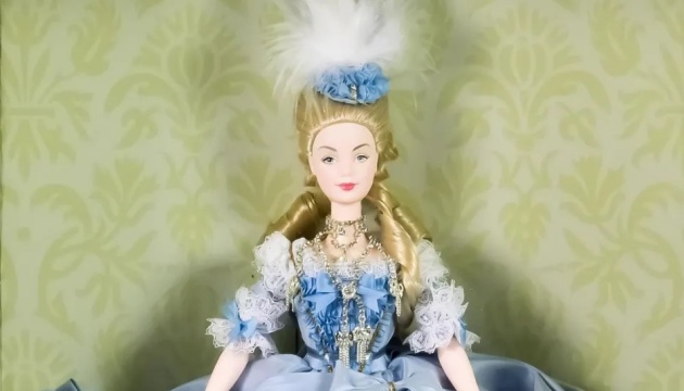 У Британії рідкісну колекцію ляльок Барбі продали на аукціоні за майже $3 тисячі