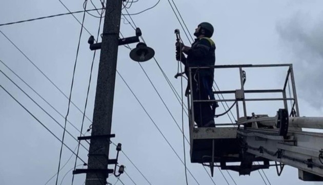 Наслідки негоди на Дніпропетровщині: без світла - 15000 родин, енергетики ремонтують мережі