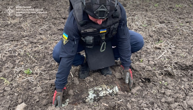 На Київщині у полі знайшли артснаряд