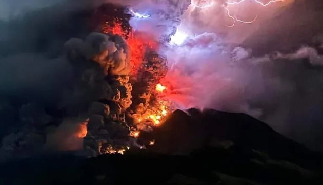 В Індонезії триває виверження вулкана, евакуюють понад 11 тисяч людей