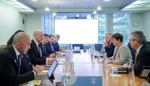 El primer ministro de Ucrania y la directora del FMI debaten la incautación de activos rusos