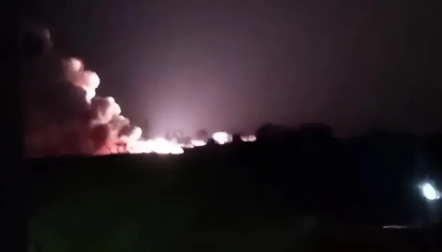 ウクライナ軍、クリミアの露軍用飛行場へのミサイル発射と着弾の動画を公開