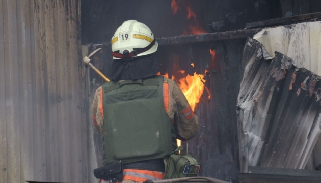 Ракетна атака по Дніпропетровщині: рятувальники нарешті загасили пожежу