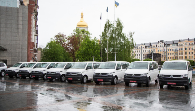 Британія передала прифронтовим громадам України вісім автомобілів