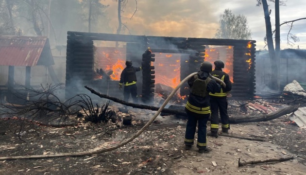 На Харківщині російський обстріл спричинив велику пожежу