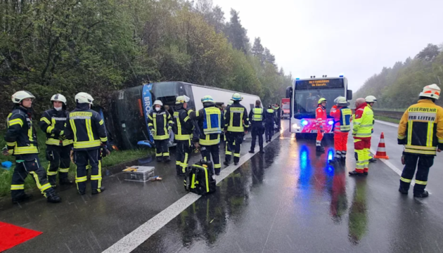 У Німеччині перекинувся автобус зі школярами, постраждали 27 підлітків