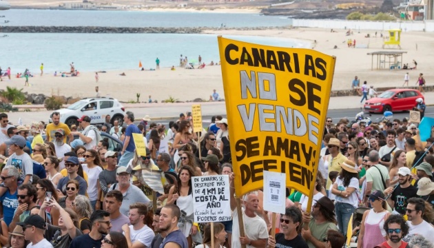 Тисячі жителів Канарських островів протестували проти масового туризму