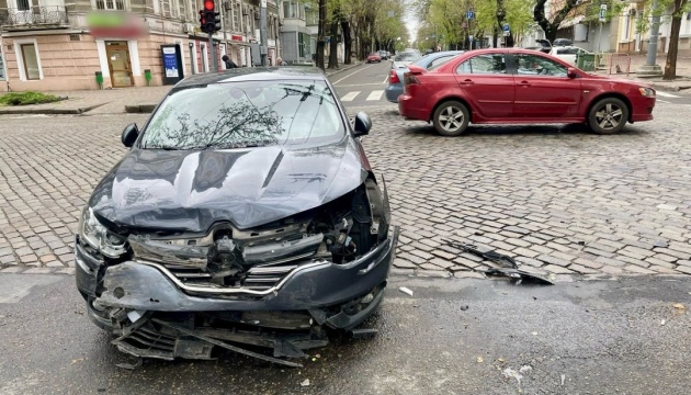 У центрі Одеси автівка виїхала на тротуар та травмувала дитину