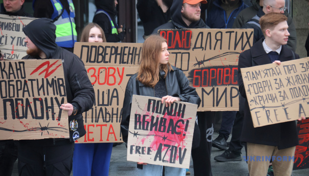У Києві пройшла акція «Не мовчи! Полон вбиває!» на підтримку полонених захисників Маріуполя