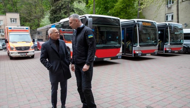Київ отримав від Гамбурга три автобуси і три карети «швидкої» Mercedes