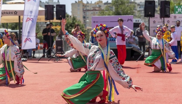 Діаспорський ансамбль народного танцю «Квіти України» взяв участь у фестивалі в Туреччині
