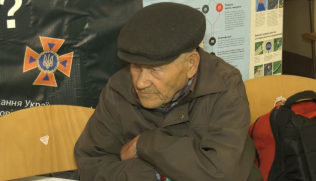 88-річний дідусь вийшов із тимчасово окупованої частини Очеретиного, щоб не брати паспорт РФ