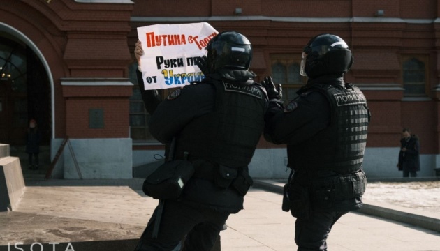 За антивоєнну позицію в Росії переслідують понад 900 осіб