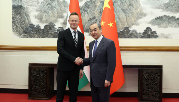 Китай сподівається на покращення зв’язків з ЄС під час головування Угорщини - Ван Ї