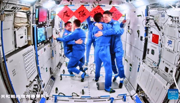 Астронавти китайської місії «Шеньчжоу-18» прибули на орбітальну станцію