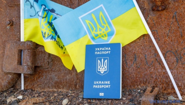 Українцям роз’яснили, хто зможе за кордоном отримувати документи