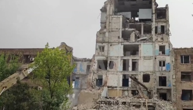 У тимчасово окупованому Маріуполі росіяни знищують будівлю Товариства сприяння обороні України