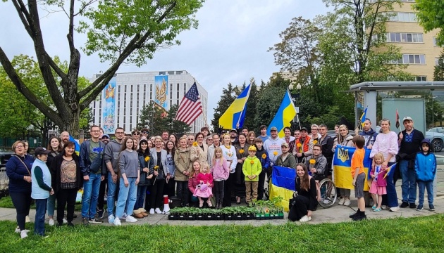 Соняшники під посольством Росії: у Вашингтоні пройшла акція на підтримку України