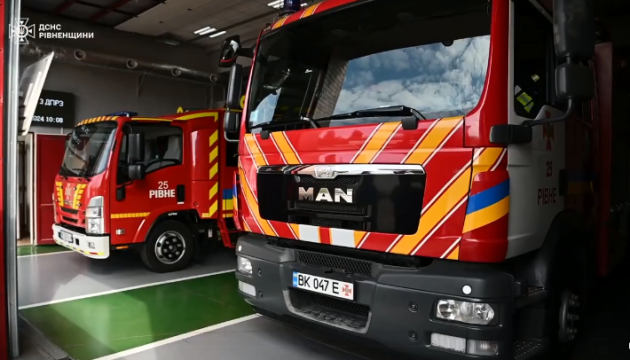 Рятувальники Рівненщини отримали від німецьких партнерів вантажний автомобіль і пожежне обладнання