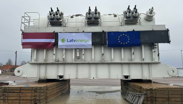 Letonia entrega a Ucrania un transformador de la central hidroeléctrica de Riga y otros equipos