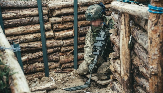 Canadian instructors train Ukrainian recruits in demining