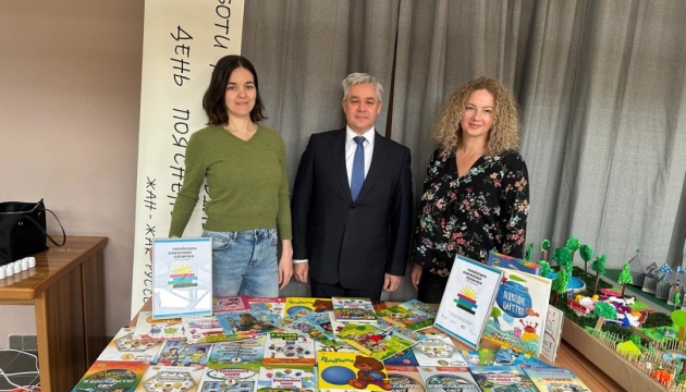 «Українську книжкову поличку» відкрили у школі для українських дітей у Будапешті