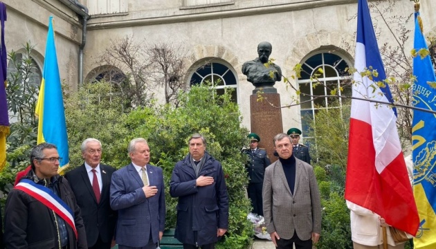 У Парижі українці вшанували жертв Чорнобильської катастрофи у сквері Тараса Шевченка