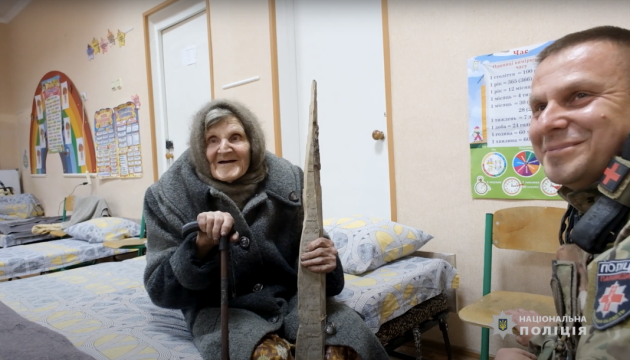 ９８歳のウクライナ女性、ロシアに占領された自治体を約１０キロ歩いて脱出