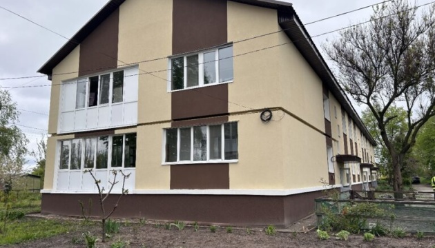 У селі Мироцьке на Київщині відновили зруйнований росіянами двоповерховий будинок