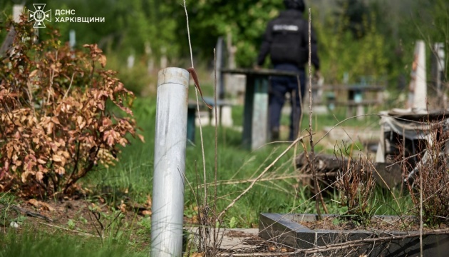Українців на звільнених територіях попереджають про мінну небезпеку на кладовищах