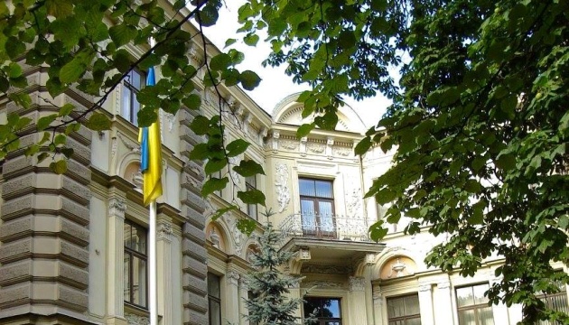 Обмеження для українців мобілізаційного віку: як працює консульство у Ризі