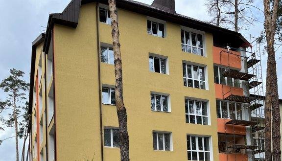 Restauran un edificio de gran altura dañado por los rusos en Irpin de la región de Kyiv