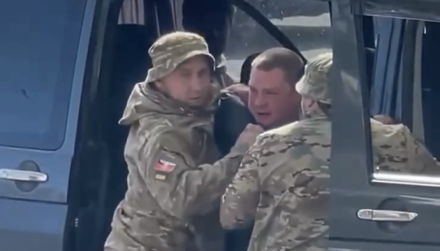 В Одеському ТЦК прокоментували відео, де люди у формі заштовхують чоловіка в авто