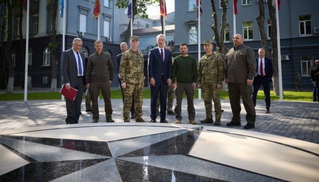 Zelensky y Stoltenberg se reúnen con oficiales que reciben la formación según los estándares de la OTAN