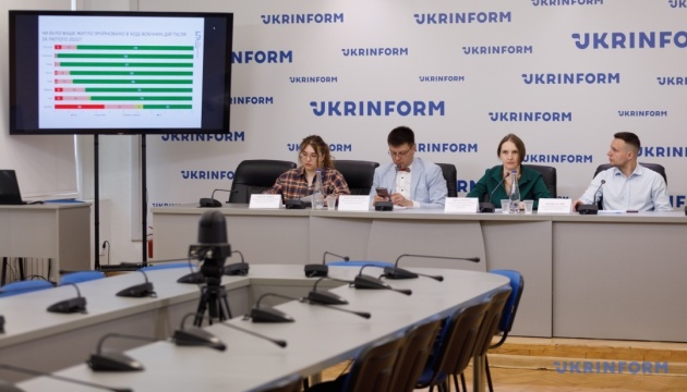 Близько 37% українців позитивно ставиться до російськомовних громадян