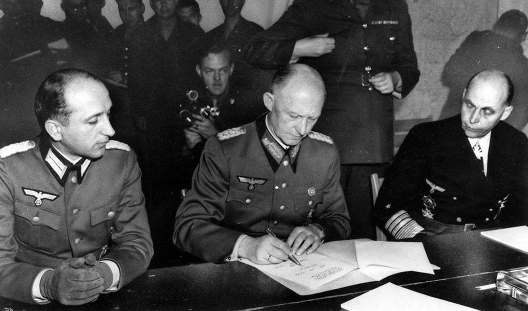  Генерал Вермахту Йодль підписує Акт про капітуляцію Німеччини 7 травня 1945 року в Реймсі