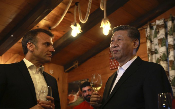 Президент Франції Еммануель Макрон (ліворуч) і президент Китаю Сі Цзіньпін (праворуч) п'ють напій у ресторані на перевалі Турмал Фото: EPA/UPG