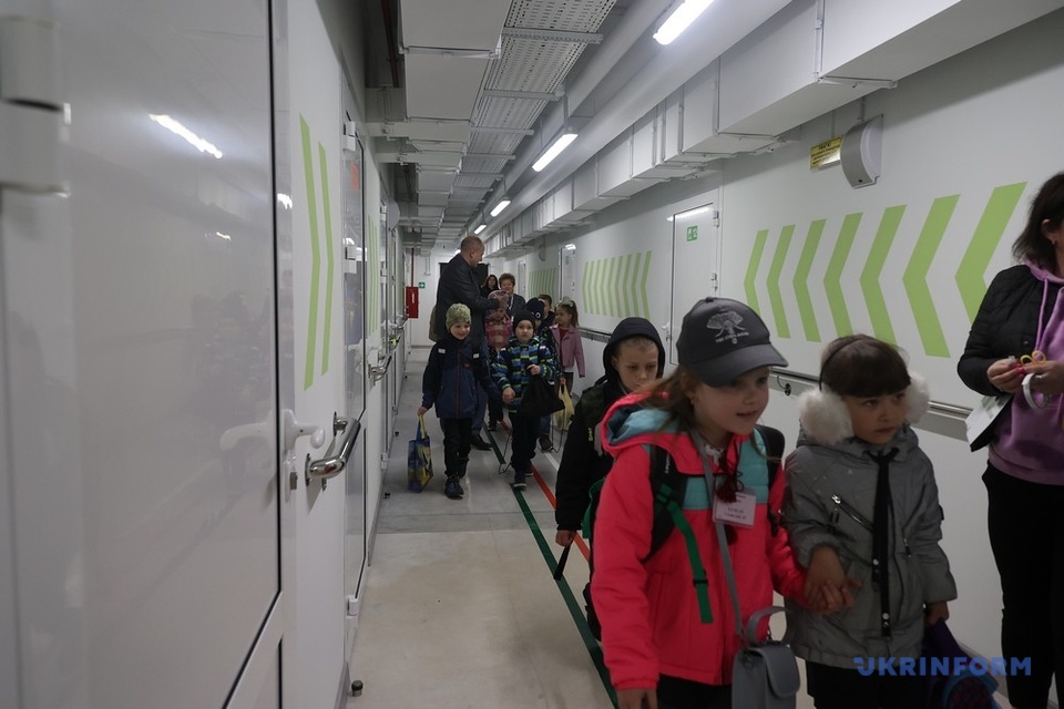 Ukraine résiliente : La toute première école souterraine de Kharkiv a ouvert ses portes aux élèves
