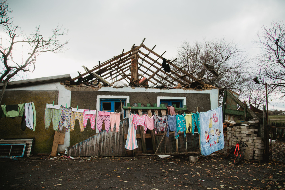 Зруйнований будинок, де мешкала родина з немовлям. Фото: Яків Ляшенко