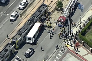 У Лос-Анджелесі потяг метро зіткнувся з автобусом - понад 50 постраждалих