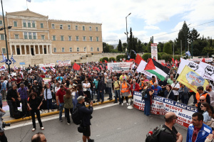 В Афінах мітингувальники вимагають підвищення зарплат і припинення війни в Газі