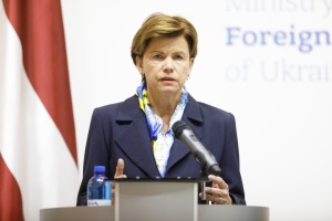 Ministra de Exteriores de Letonia: Ucrania ya ha recibido armas de algunos países sin restricciones para atacar Rusia