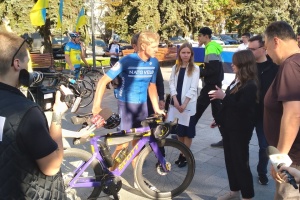 У Житомир приїхав естонський депутат, який влаштував велопробіг Таллінн-Київ на підтримку ЗСУ