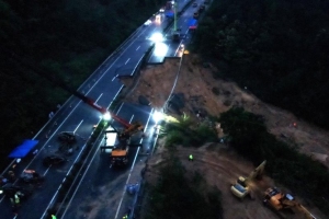 Аварія на швидкісній автомагістралі в Китаї: кількість жертв зросла до 36