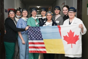Американські і канадські хірурги прооперували 32 українців із травмами обличчя