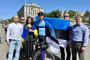До Києва дістався естонський депутат, який влаштував велопробіг на підтримку ЗСУ
